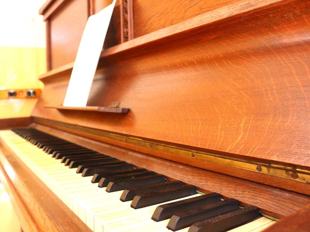 Aufgeschlagenes Klavier mit Noten