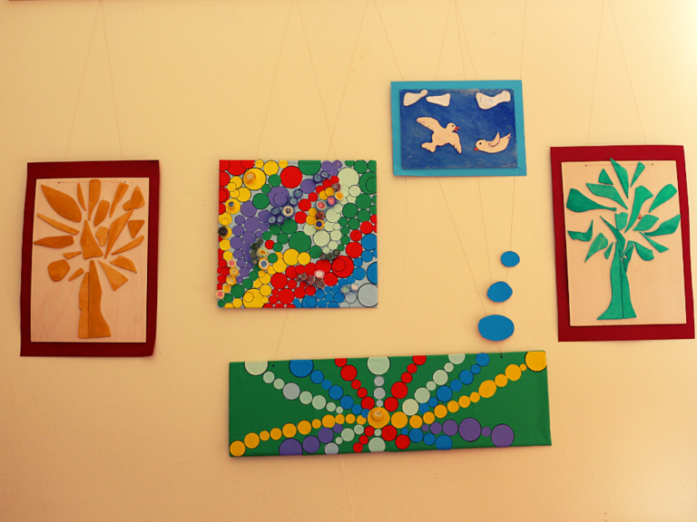 Tagespflege Selbst erstellte Bilder aus Papier und Holz
