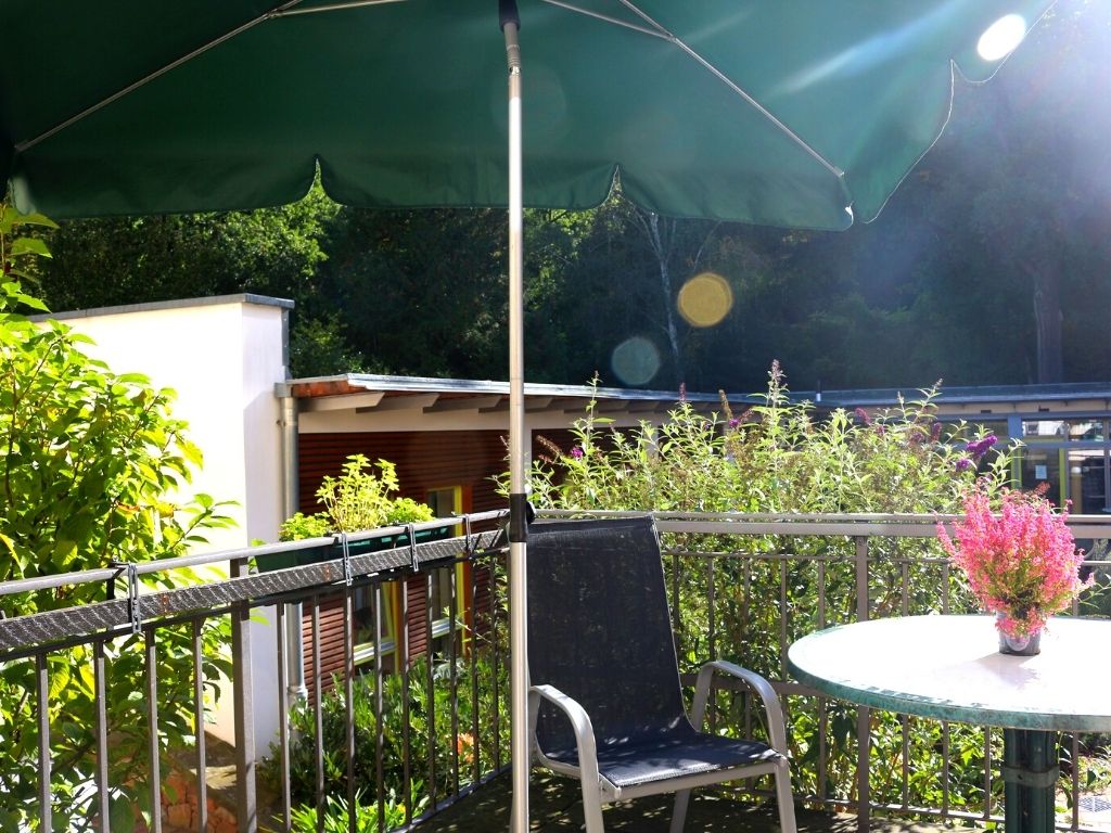 Terrasse mit Sonnenschirm und Stuhl