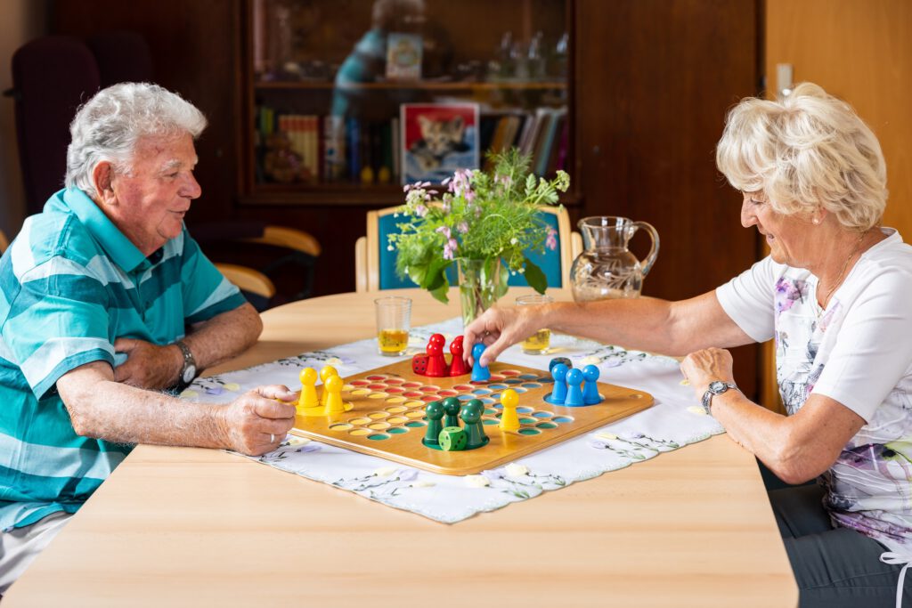 zwei Rentner beim Spielen